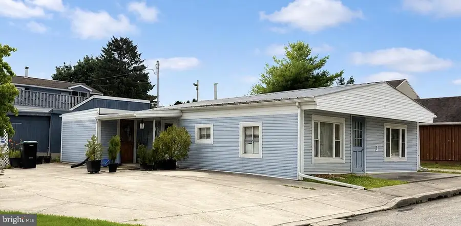 374 Maple Ave, Hanover, PA 17331 - #2