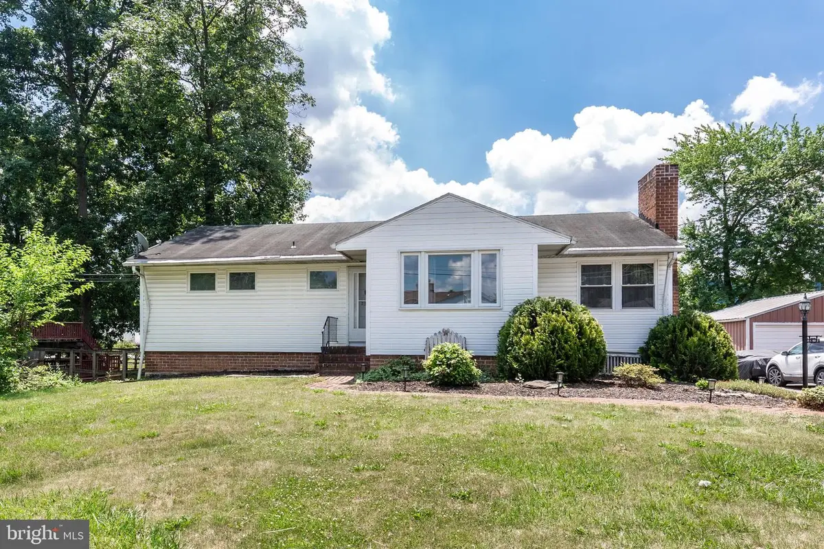 231 E High St, New Oxford, PA 17350 - #1