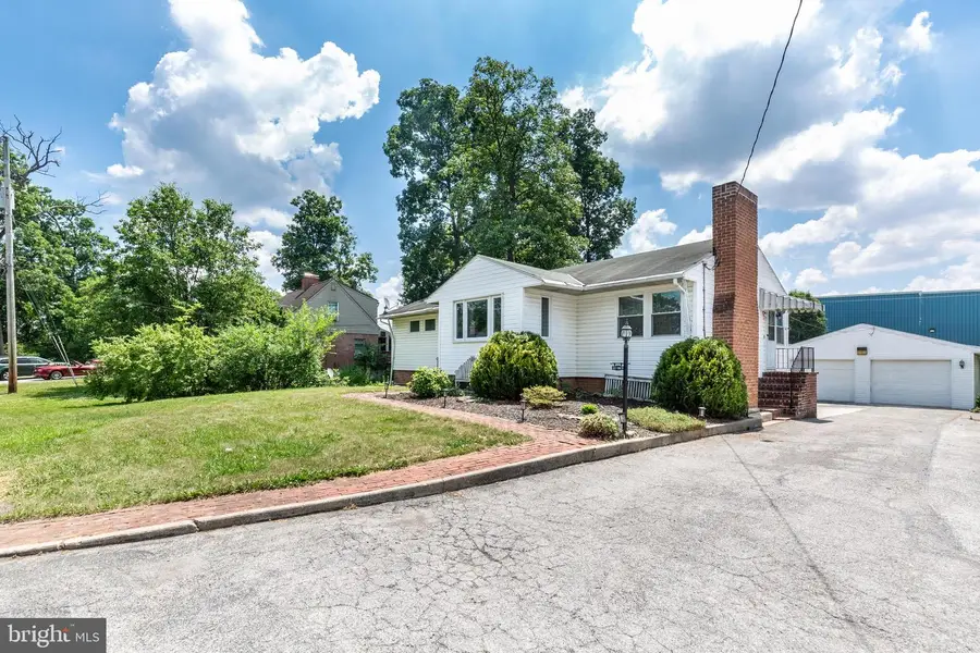 231 E High St, New Oxford, PA 17350 - #2