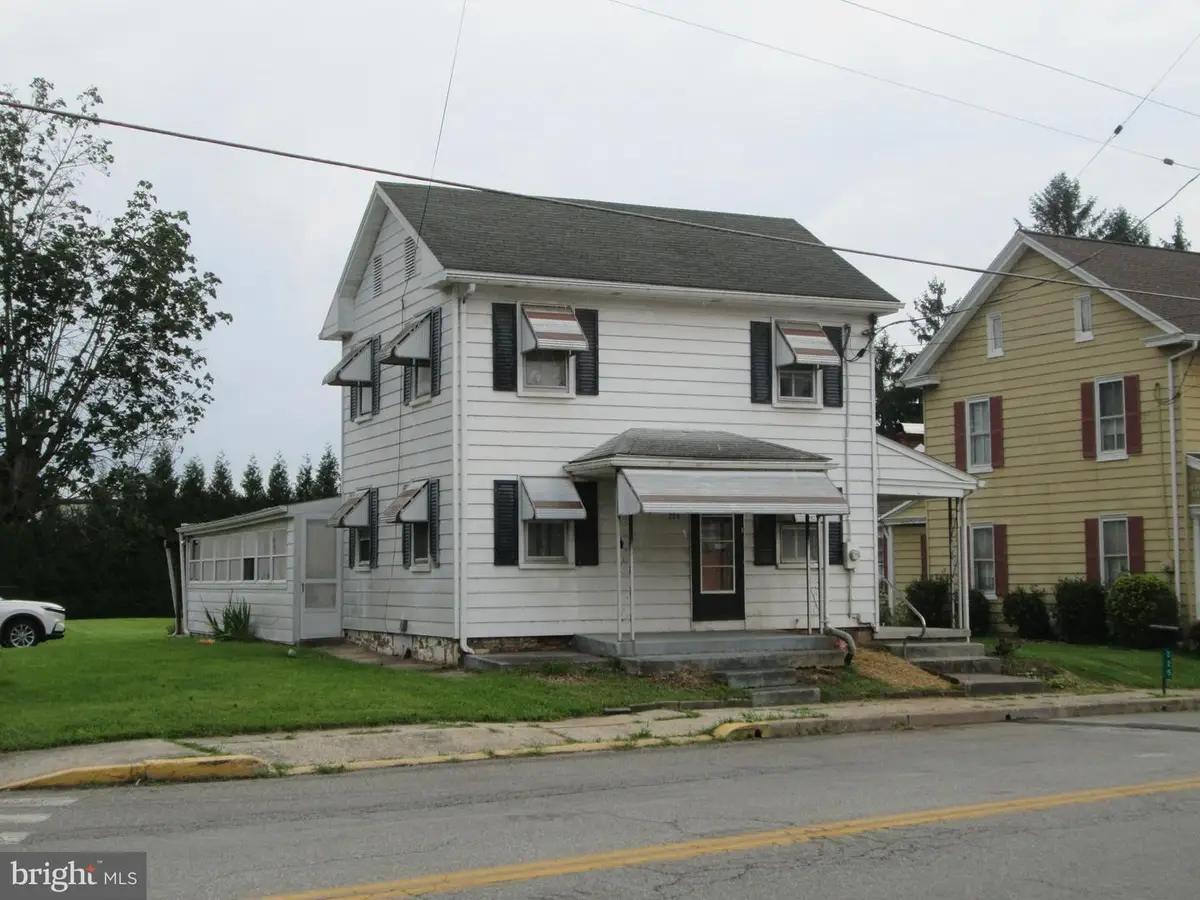 225 Abbottstown St, East Berlin, PA 17316 - #1