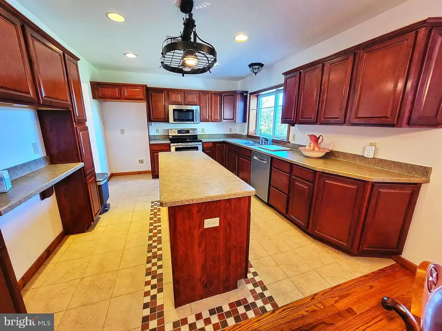 1018 Crestview Ave, Shillington, PA 19607 - Image #2