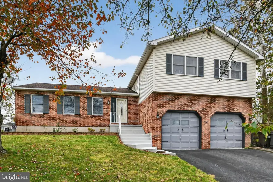 207 Lincoln Dr, Reading, PA 19606 - Image #2