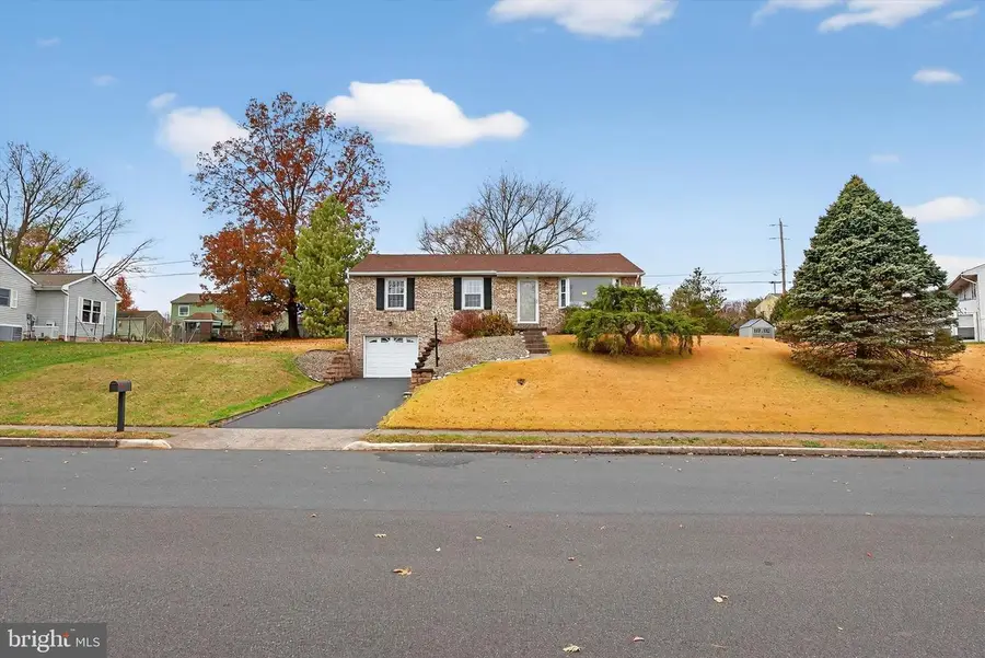 420 Glenwood Dr, Douglassville, PA 19518 - Image #2