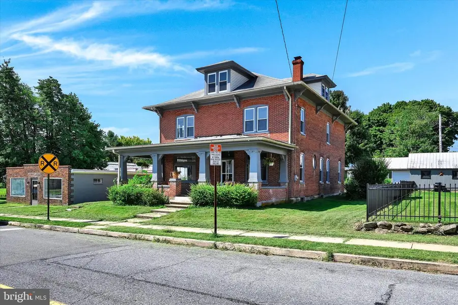 32 N Main St, Topton, PA 19562 - Image #2