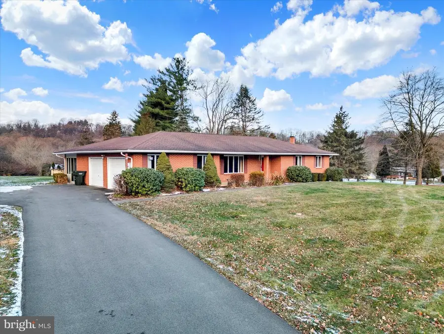 31 Barbara Dr, Alburtis, PA 18011 - Image #2
