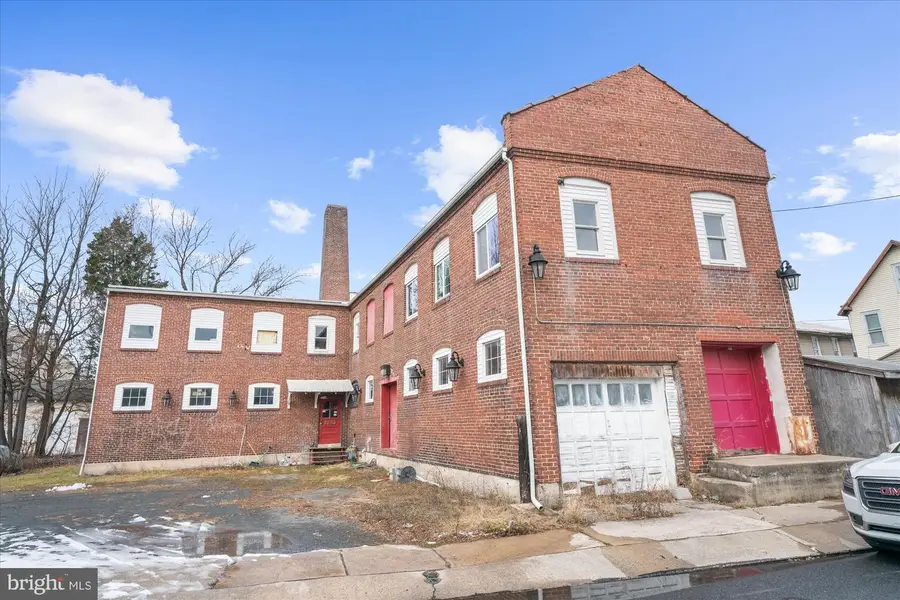 102 S Richmond St, Fleetwood, PA 19522 - #2