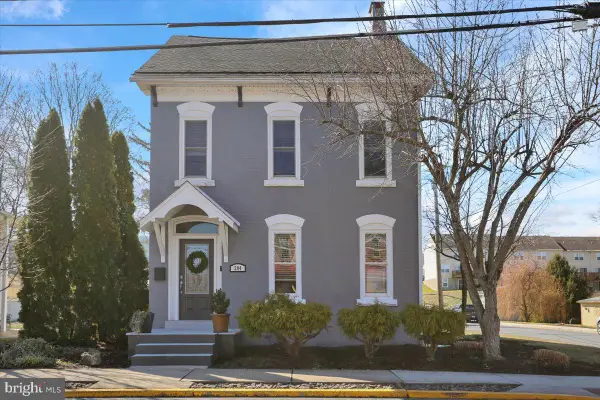 204 E High St, WOMELSDORF, PA 19567