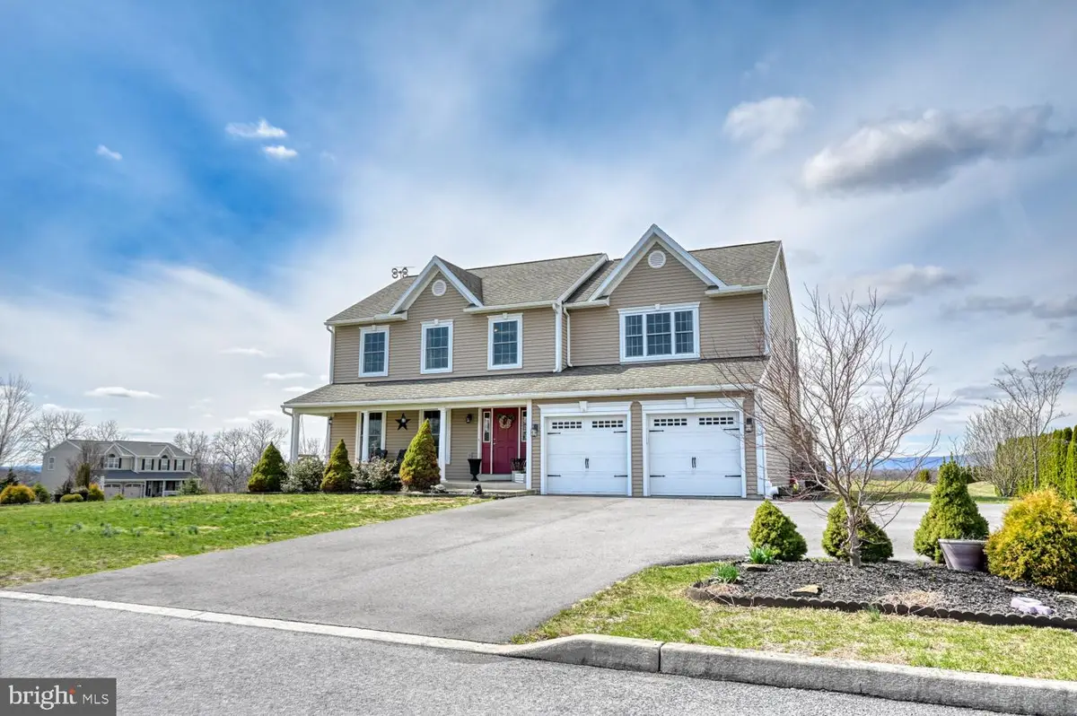 211 Oval Dr, Hamburg, PA 19526 - #1