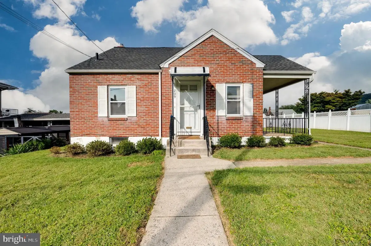 209 Carroll St, Reading, PA 19611 - #1