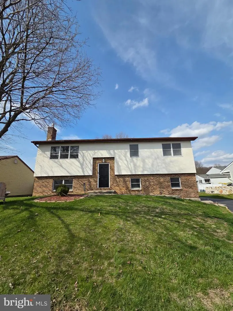 908 Blue Gate Ln, Sinking Spring, PA 19608 - #2