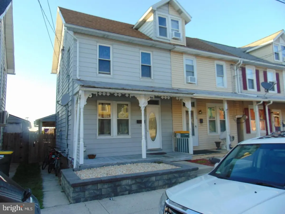 21 W Smith St, Topton, PA 19562 - #1