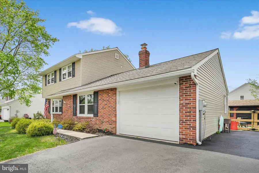 740 Wisteria Ave, Reading, PA 19606 - #3