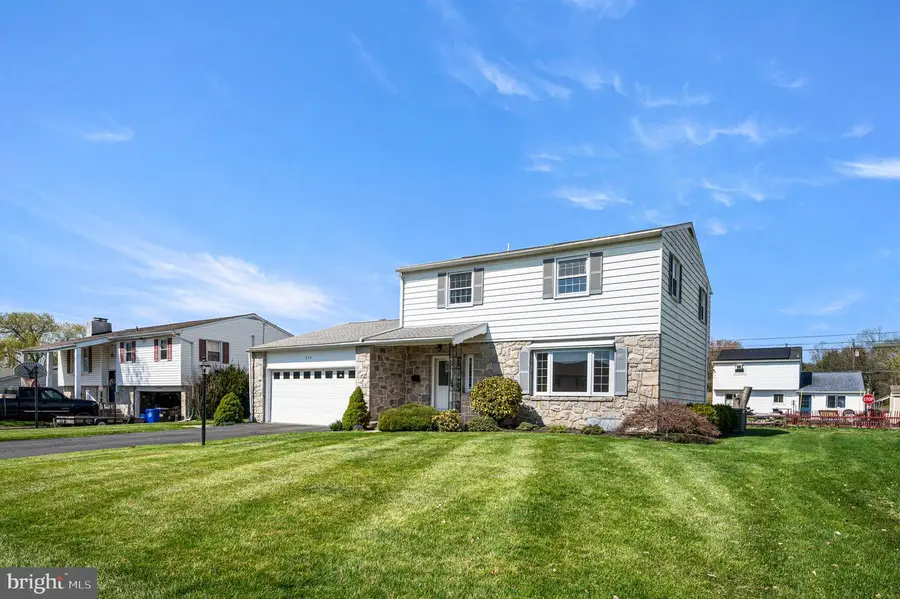 416 Laurelwood Dr, Douglassville, PA 19518 - #2