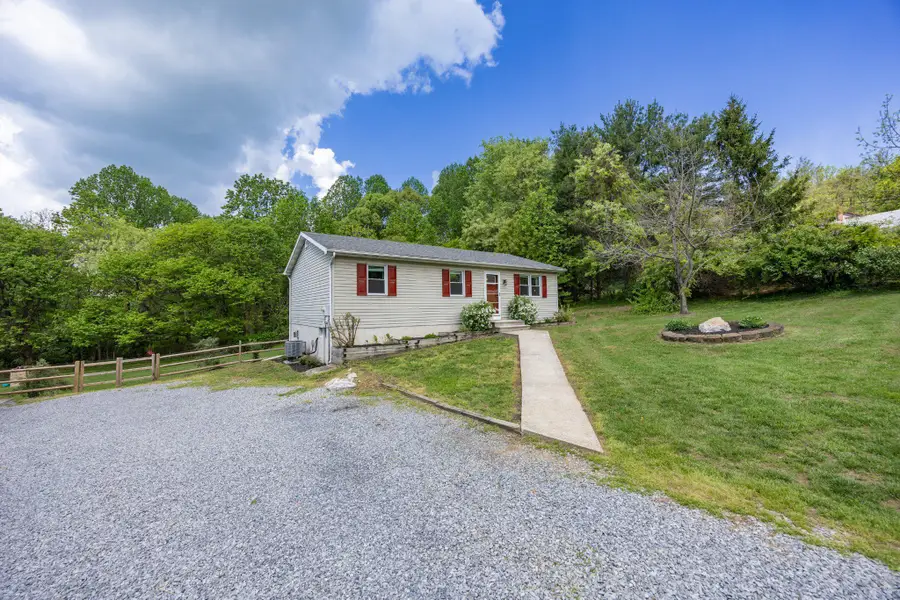 88 Lobachsville Rd, Fleetwood, PA 19522 - #2