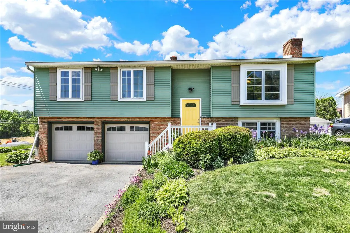 925 Hearthstone Ln, Reading, PA 19608 - #1