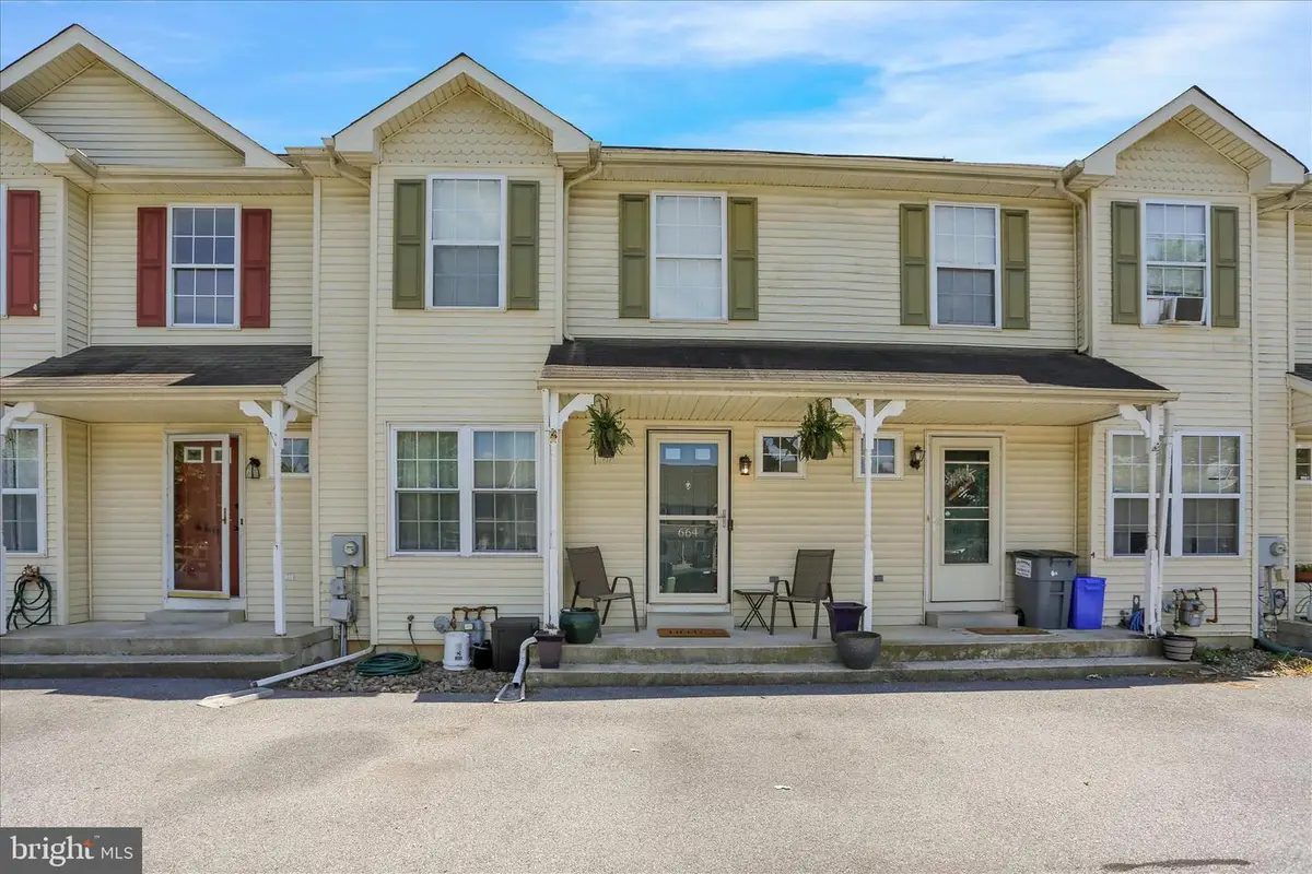 664 Walnut Tree Dr, Blandon, PA 19510 - #1