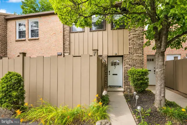 7 Club Ln, READING, PA 19607