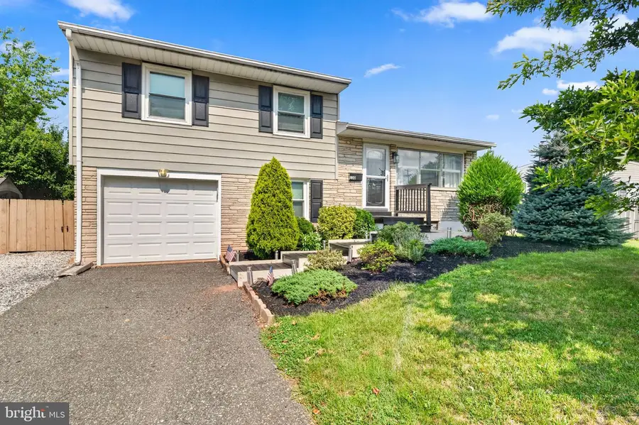 130 Briarwood Dr, Douglassville, PA 19518 - #2