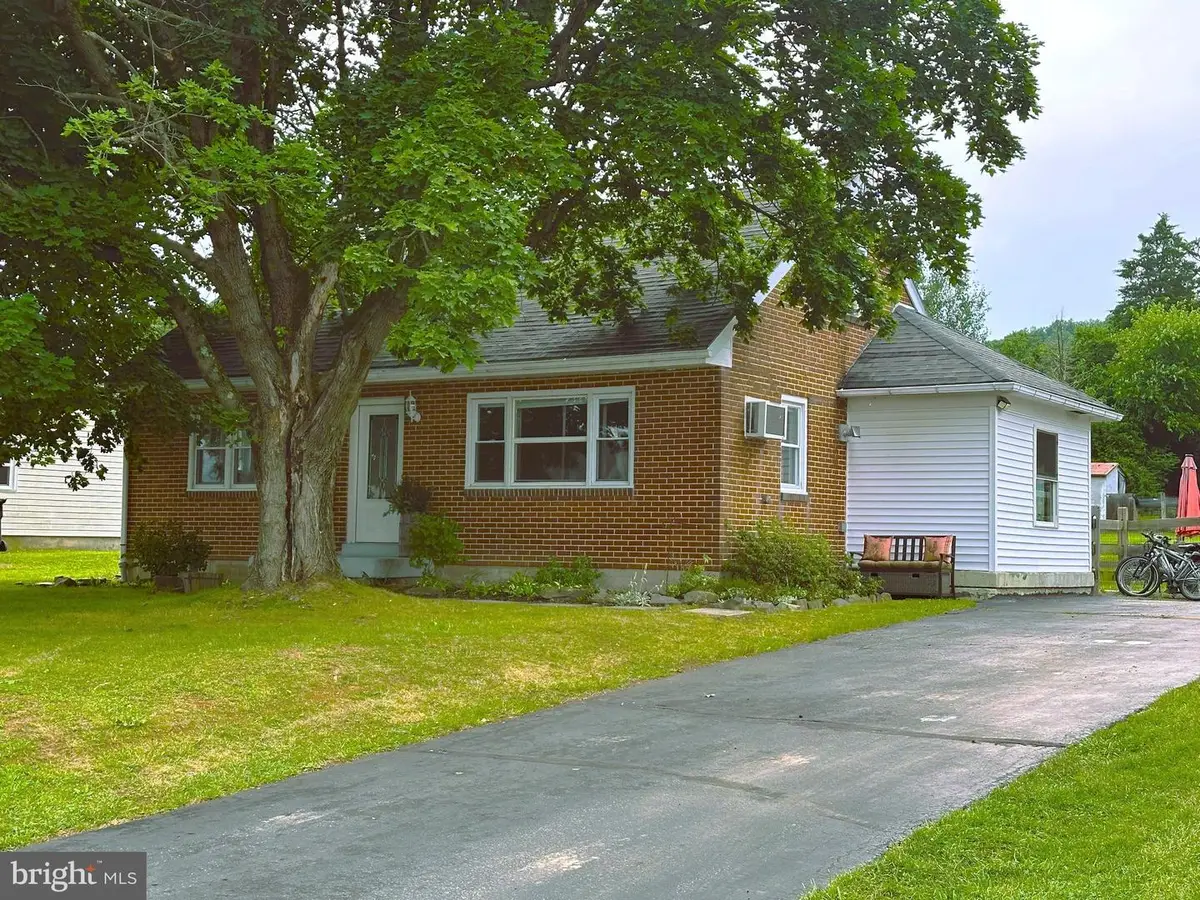 639 Chestnut St, Bally, PA 19503 - #1