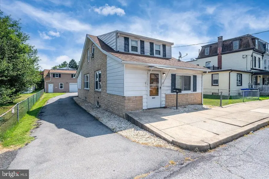 1237 Carbon St, Reading, PA 19601 - #2