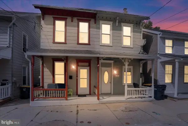 317 W High St, WOMELSDORF, PA 19567