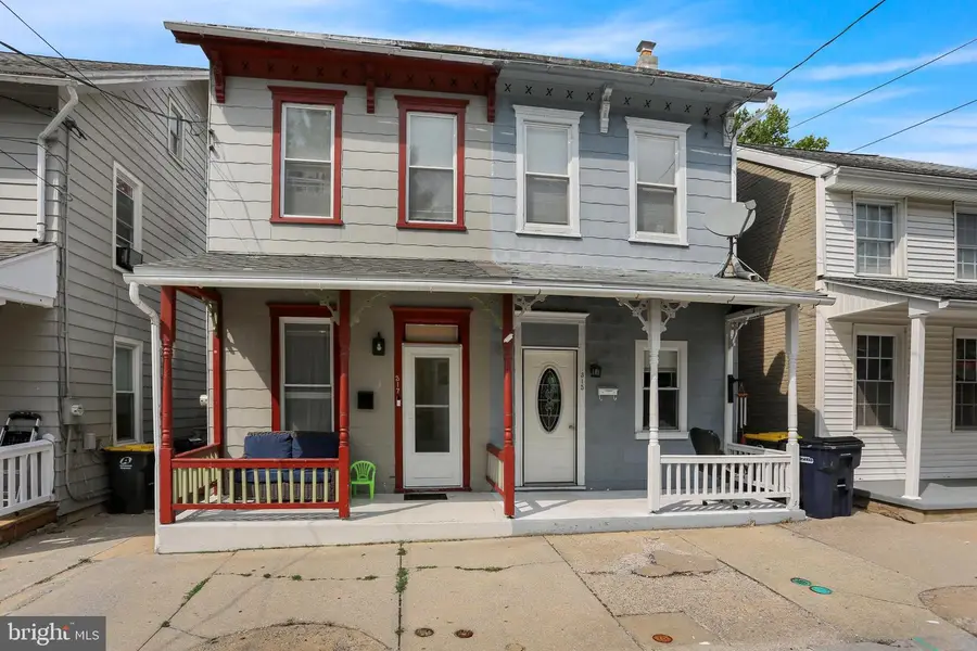 317 W High St, Womelsdorf, PA 19567 - #2
