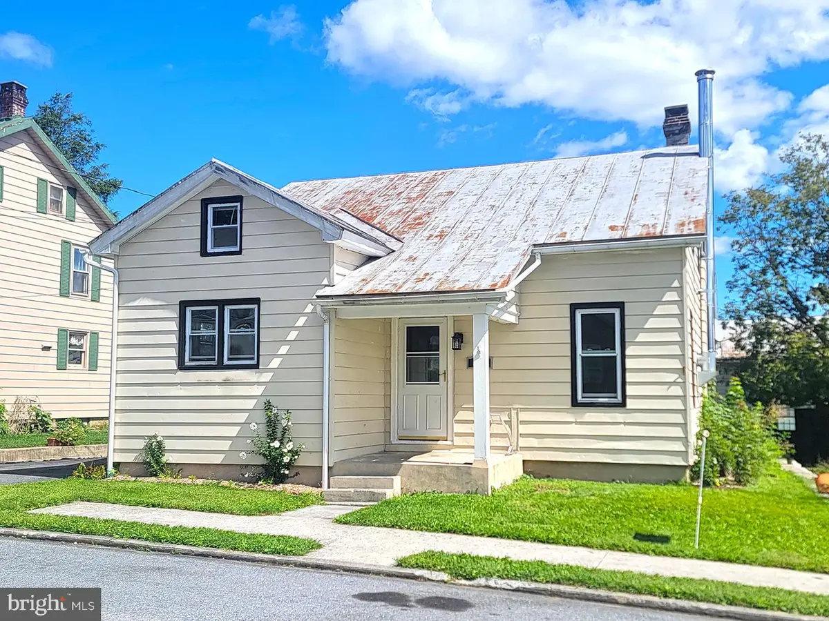 26 N 4th St, Shartlesville, PA 19554 - #1