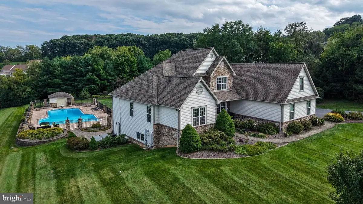 231 Hawkview Ct, Mohrsville, PA 19541 - #1