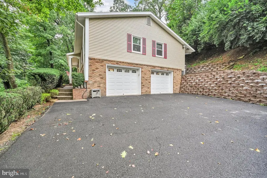 404 Hill Cir, Reading, PA 19607 - #2