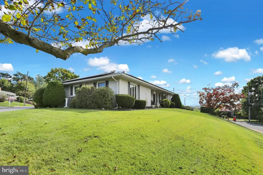 296 Elm St, Hamburg, PA 19526 - #3