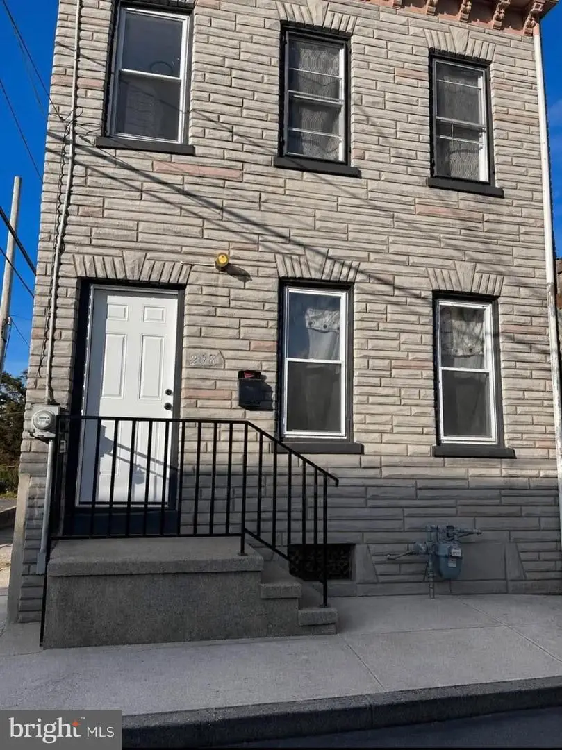 208 Maple St, Reading, PA 19602 - #1