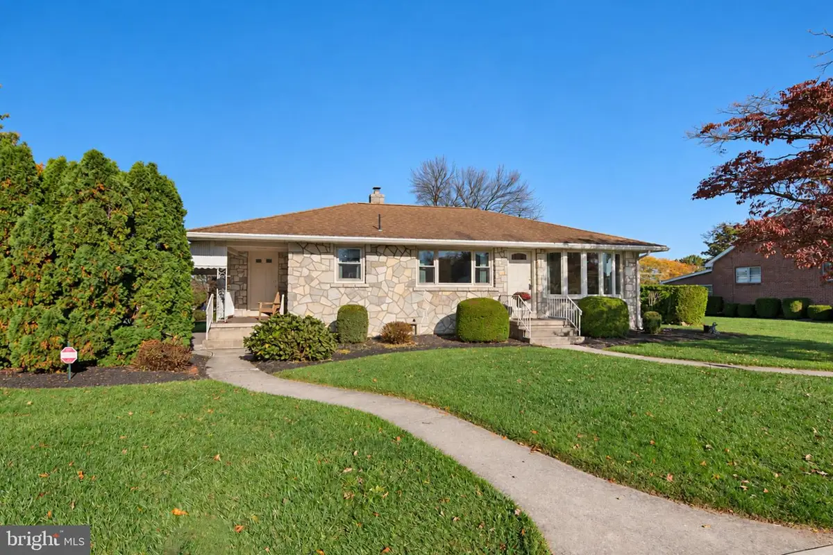 425 W Vine St, Fleetwood, PA 19522 - #1
