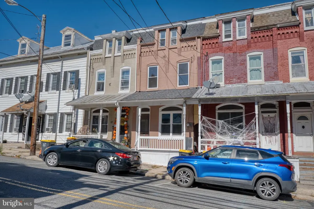 19 E High St, Womelsdorf, PA 19567 - #1
