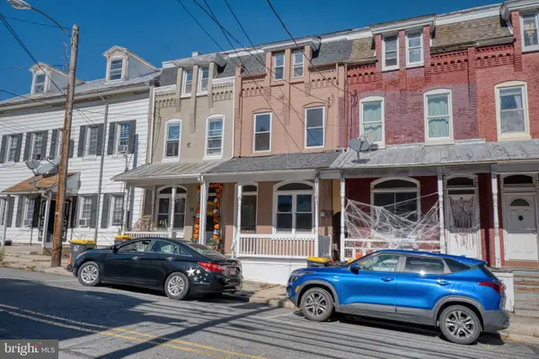 19 E High St, WOMELSDORF, PA 19567