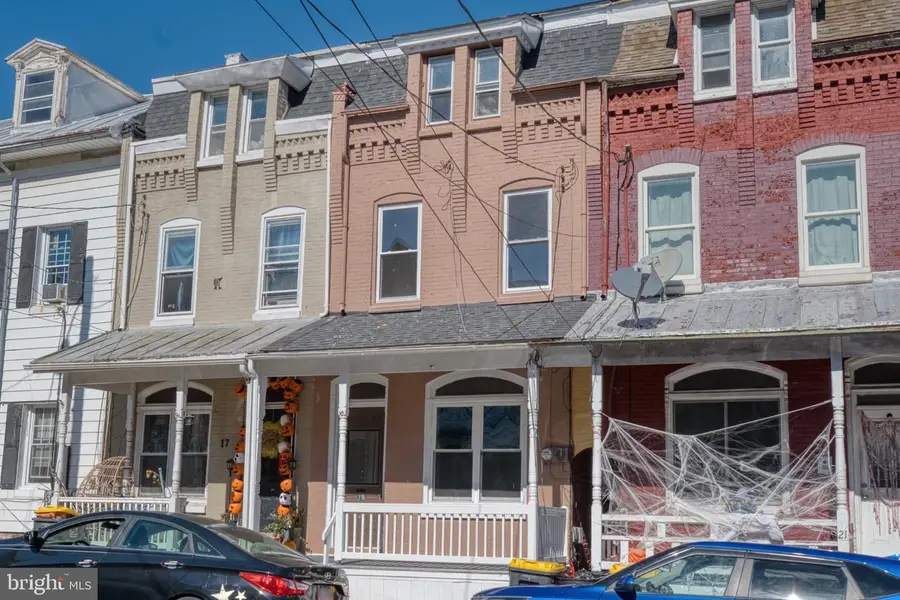 19 E High St, Womelsdorf, PA 19567 - #2