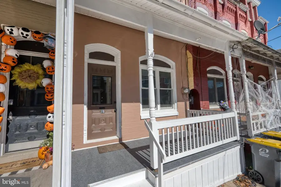 19 E High St, Womelsdorf, PA 19567 - #3
