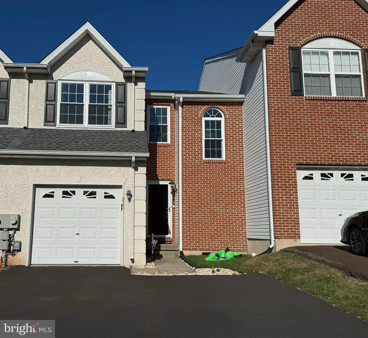 213 Hampshire Dr, Sellersville, PA 18960 - Image #1