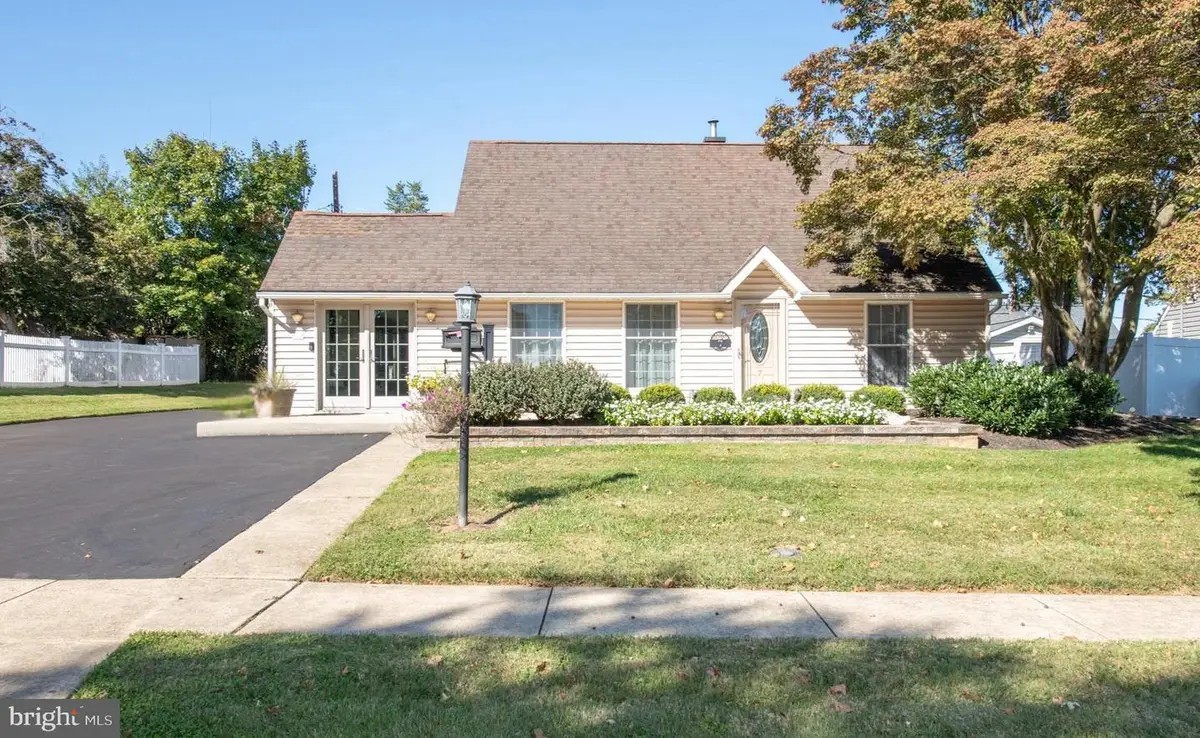 7 Canal Rd, Levittown, PA 19057 - Image #1