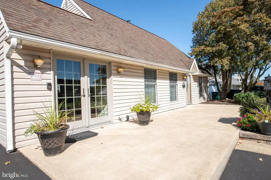 7 Canal Rd, Levittown, PA 19057 - Image #2