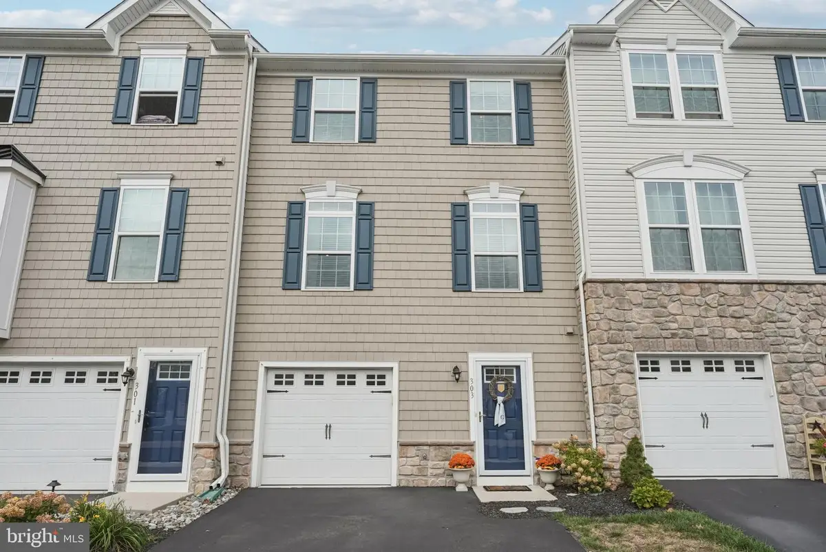 303 Pin Oak Ln, Perkasie, PA 18944 - Image #1