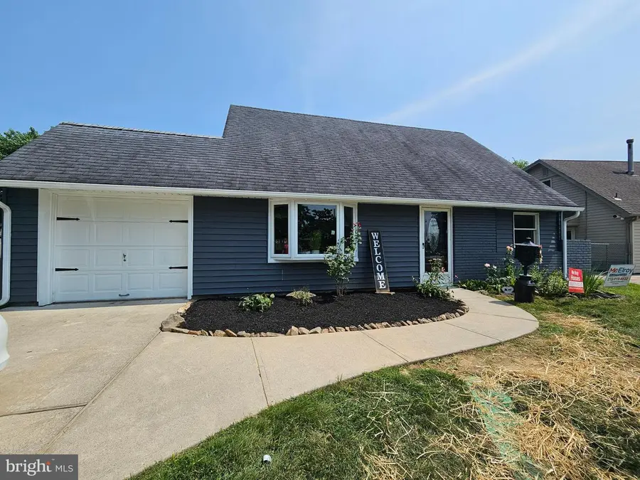 14 Iris Rd, Levittown, PA 19057 - Image #3