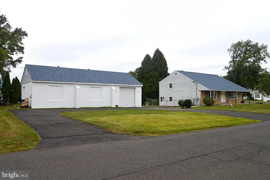 114 Nursery Ave, Levittown, PA 19057 - Image #2