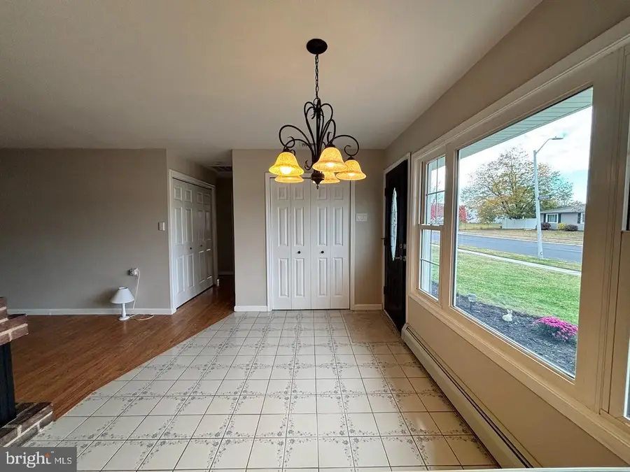 95 Stonybrook Dr #s, Levittown, PA 19055 - Image #3