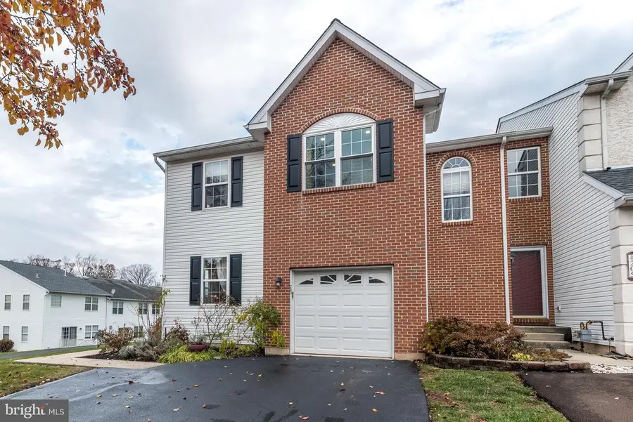 203 Hampshire Dr, Sellersville, PA 18960 - Image #2
