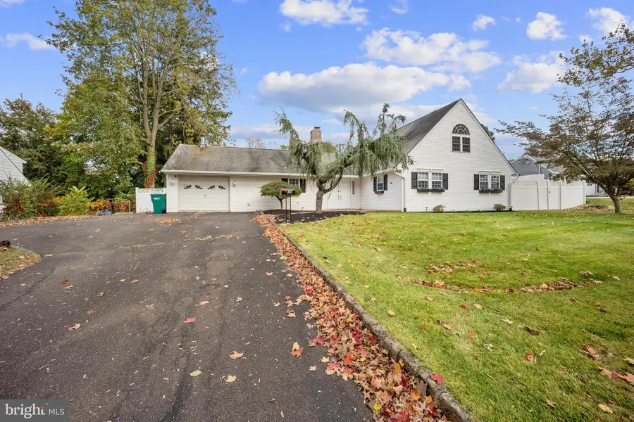 301 Snowball Dr, Levittown, PA 19056 - Image #2