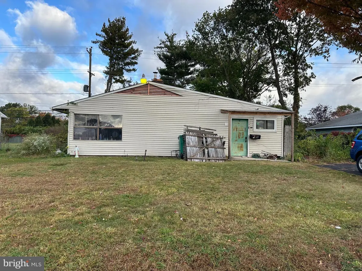 177 Pinewood Dr, Levittown, PA 19054 - Image #1