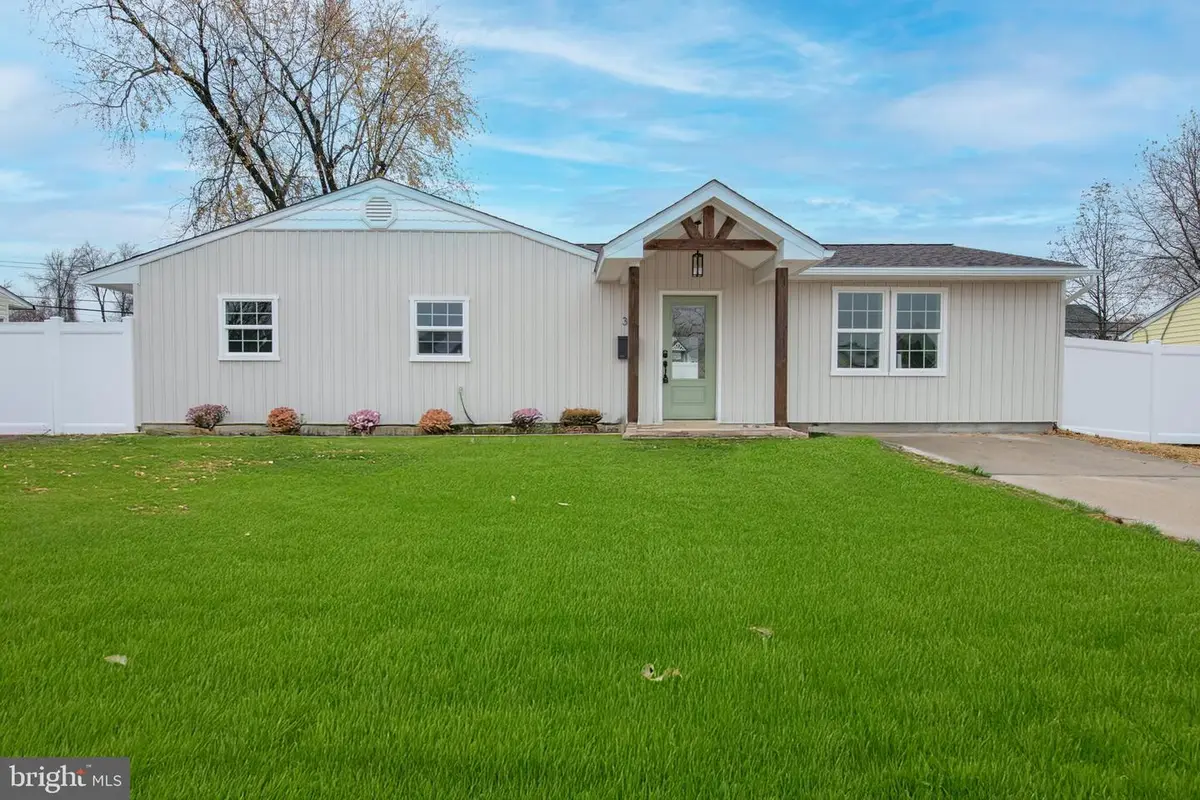 30 Mistletoe Ln, Levittown, PA 19054 - Image #1