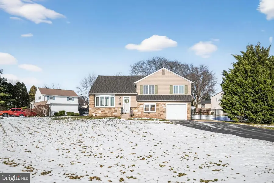 236 Hickory Rd, Warminster, PA 18974 - Image #2