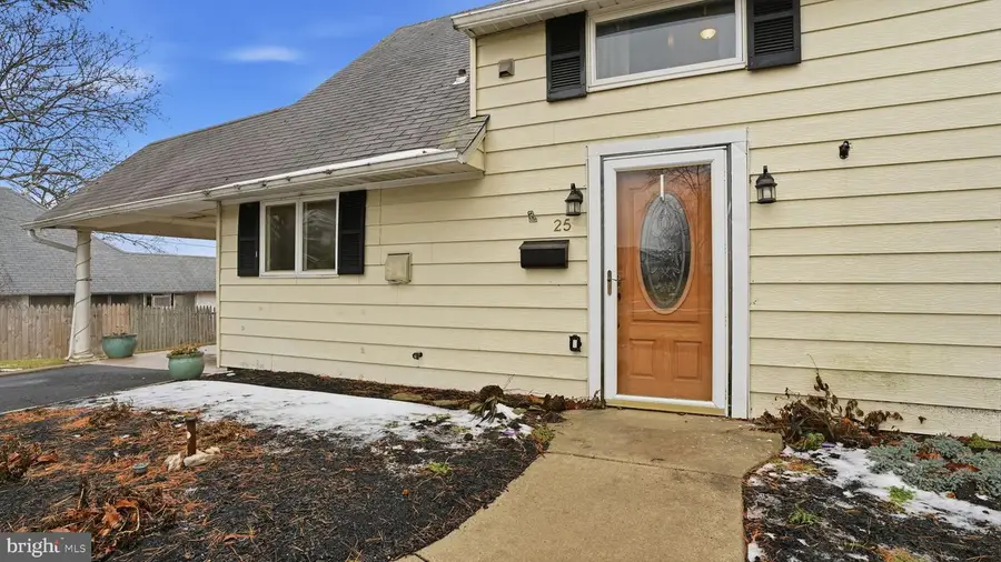 25 Autumn Ln, Levittown, PA 19055 - Image #2