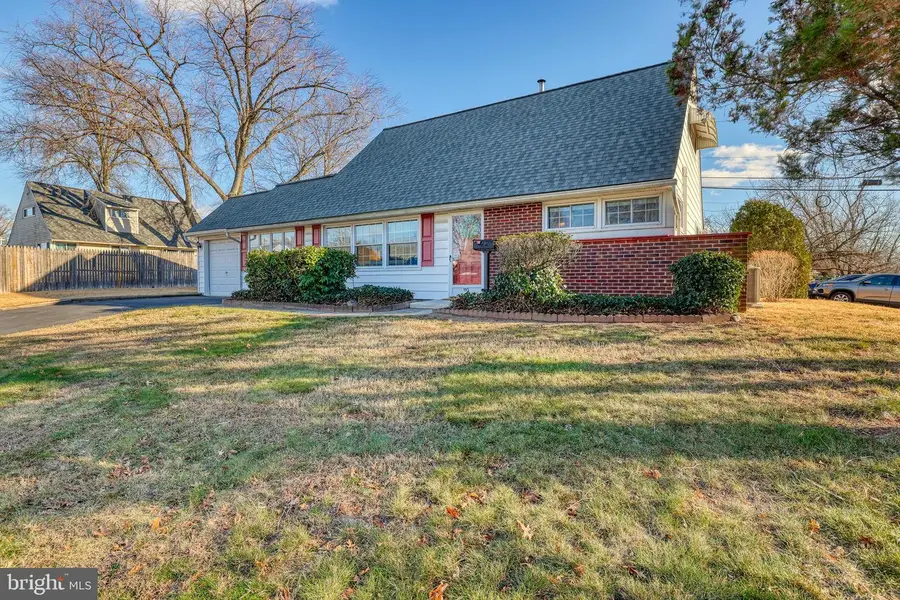 110 Kenwood Dr N, Levittown, PA 19055 - Image #2